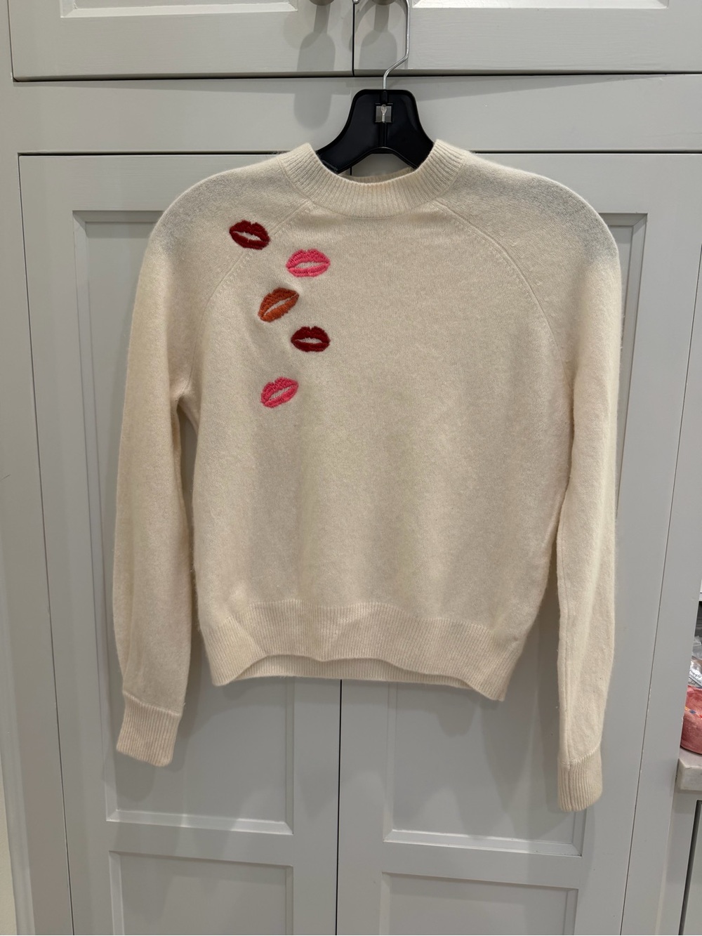 27 Miles Malibu Cream Crewneck Sweater with Multicolor Lip Embroidery